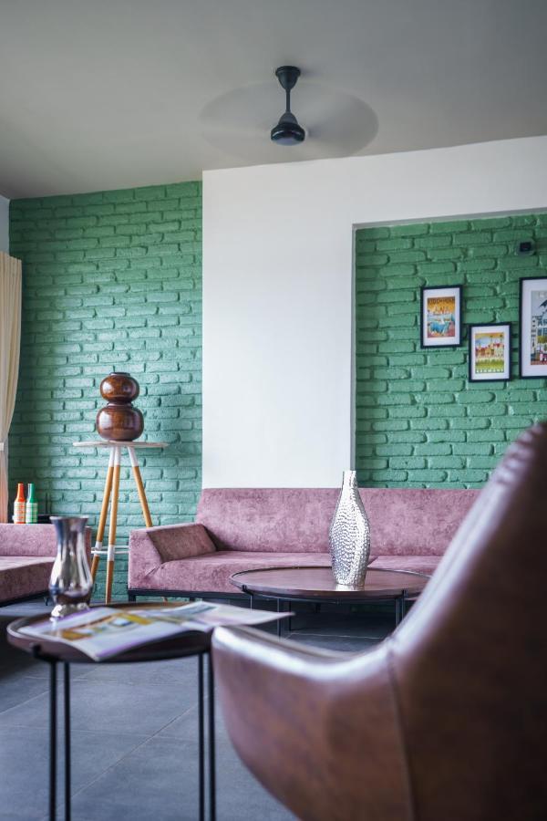 Grey Stone - Lakefront Penthouse Family Rooms コールハープル エクステリア 写真