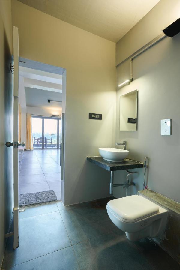 Grey Stone - Lakefront Penthouse Family Rooms コールハープル エクステリア 写真