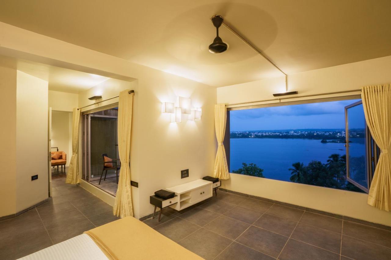 Grey Stone - Lakefront Penthouse Family Rooms コールハープル エクステリア 写真