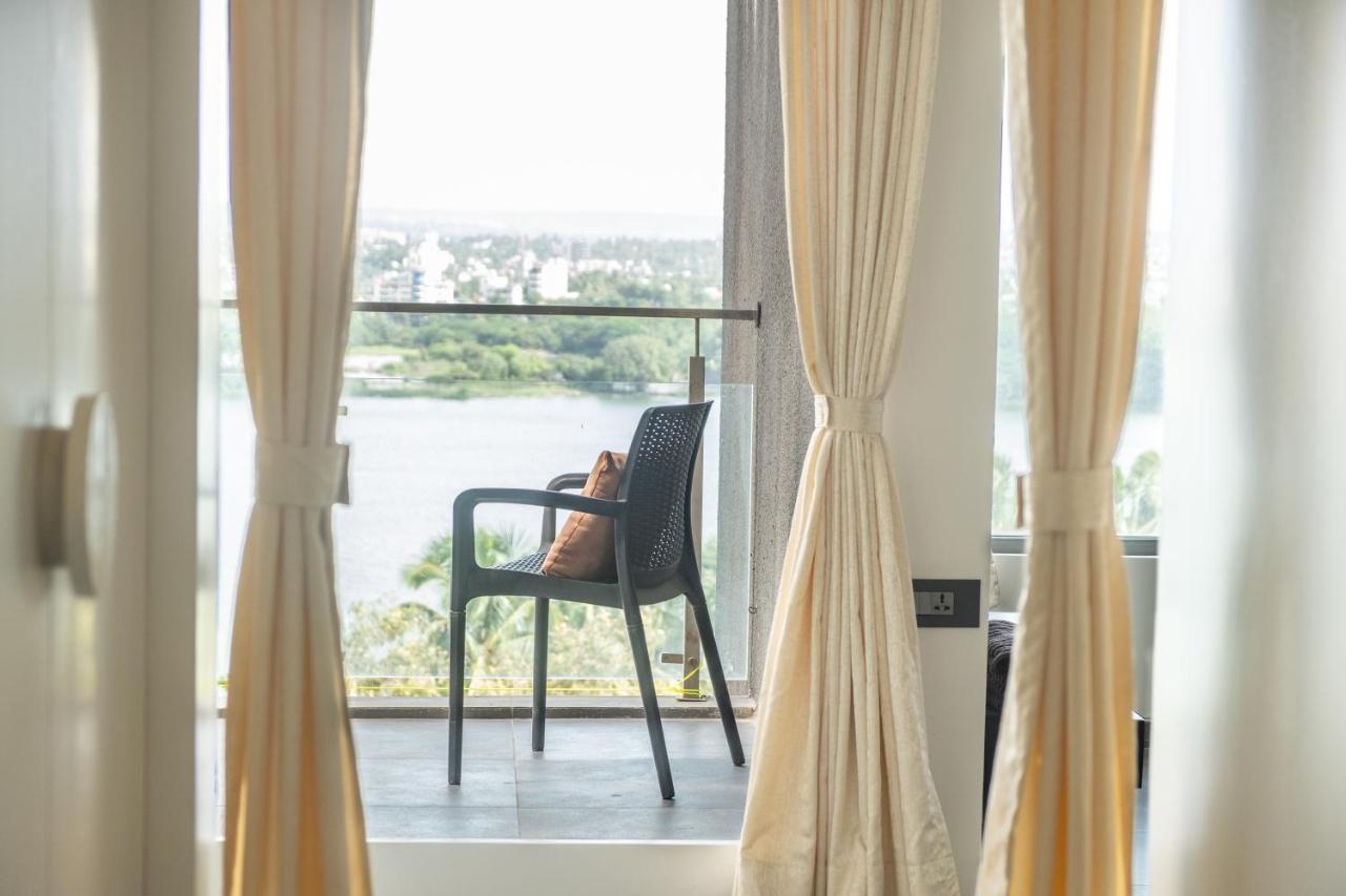 Grey Stone - Lakefront Penthouse Family Rooms コールハープル エクステリア 写真
