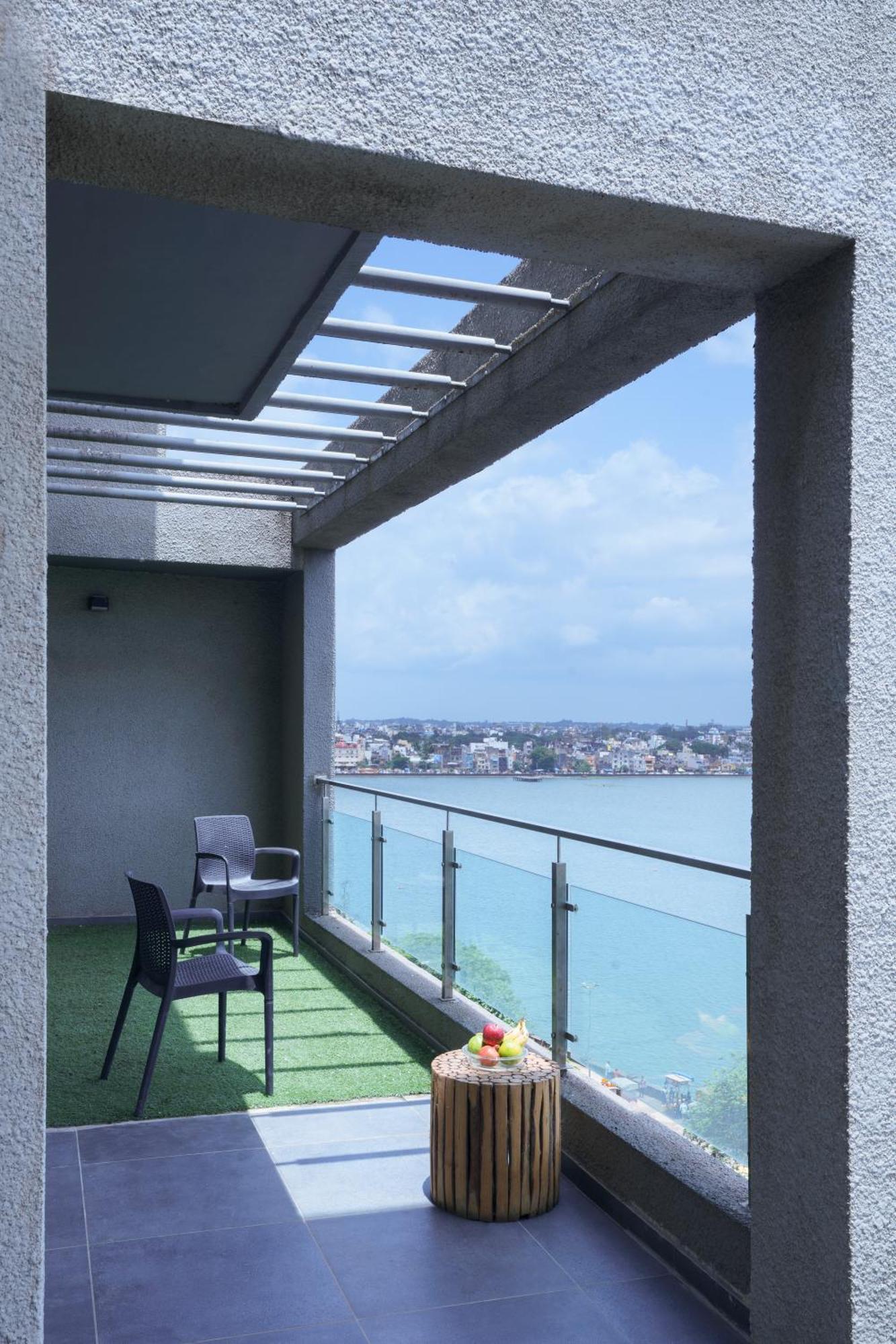 Grey Stone - Lakefront Penthouse Family Rooms コールハープル エクステリア 写真